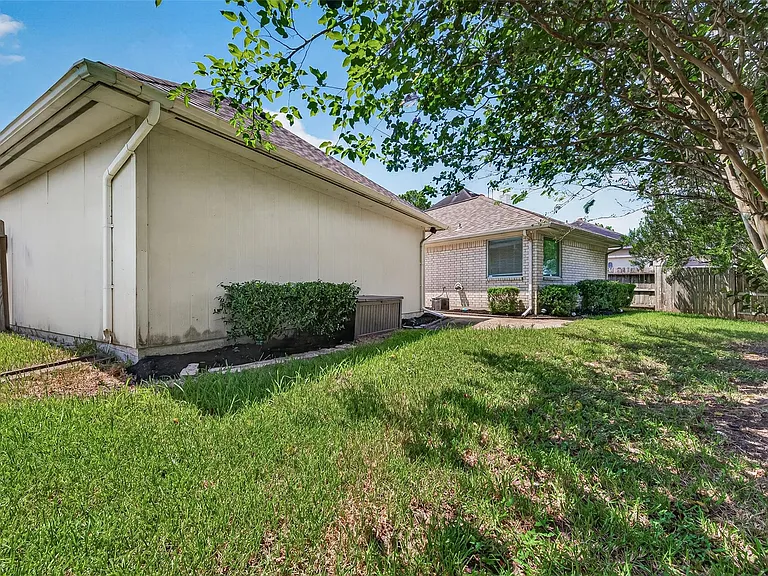 2726 Martinec Dr — Photo 29