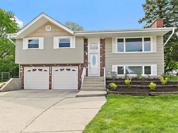 1097 Stratham Ct, Schaumburg, IL 60193