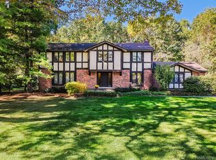 5962 Oakland Valley Dr, Rochester, MI 48306