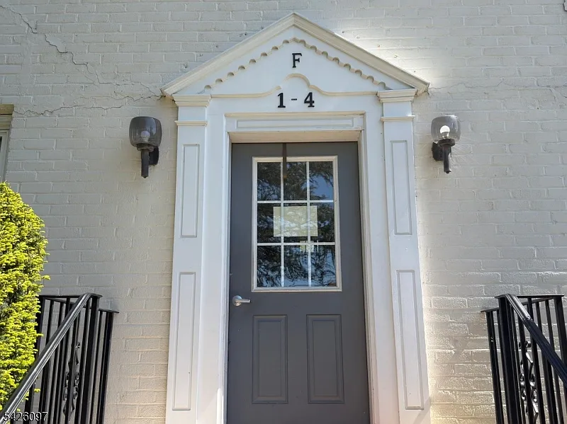 Building Photo - 1 Bashford Ave #F-F1