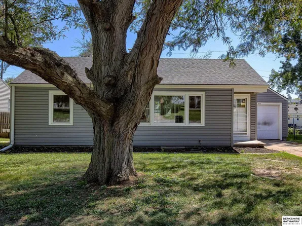 3017 S 42nd St, Omaha, NE 68105