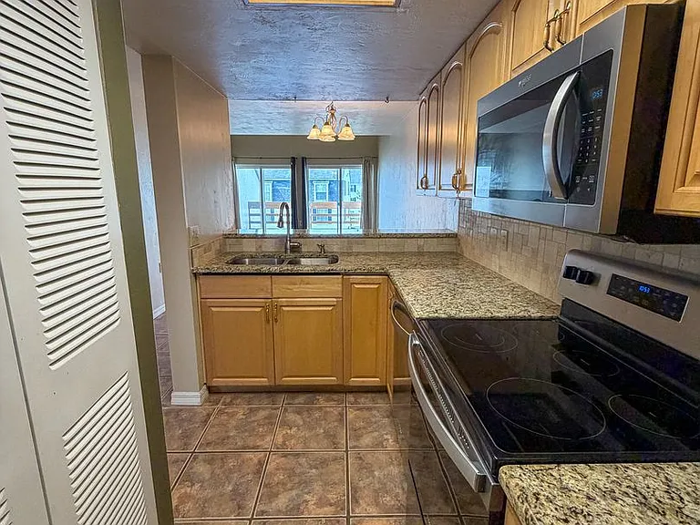 1662 SW 16th St — Photo 7