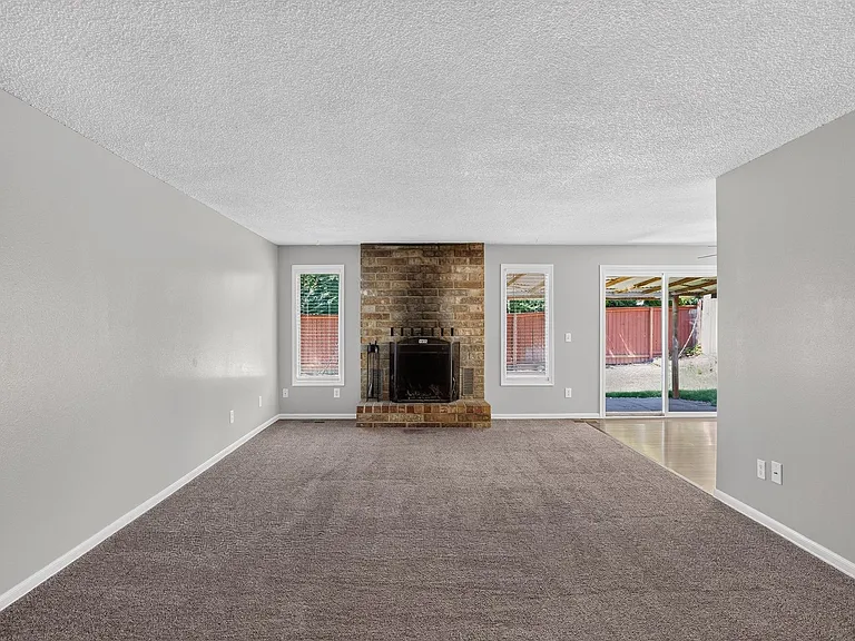 785 SW Bella Vista Pl — Photo 3