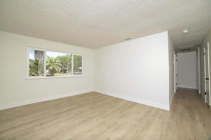 3231 W Indianapolis Ave — Photo 3