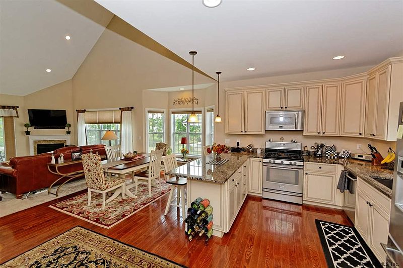 3rd image of 19 VISTA Drive