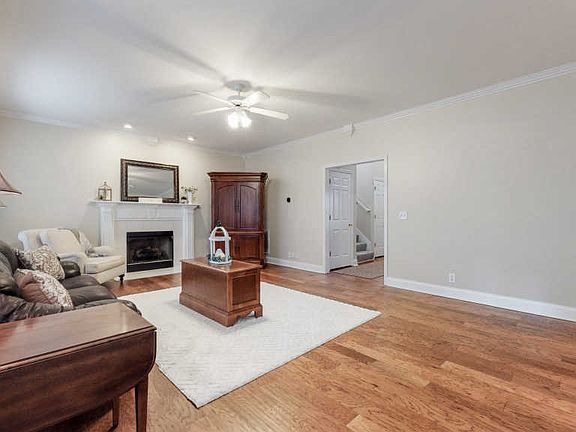5th image of 210 River Downs Blvd
