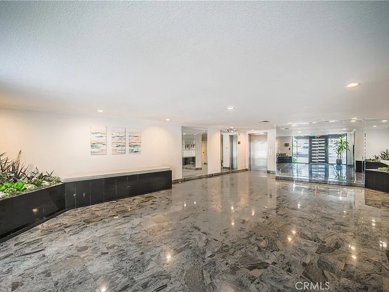 14115 Moorpark St — Photo 3