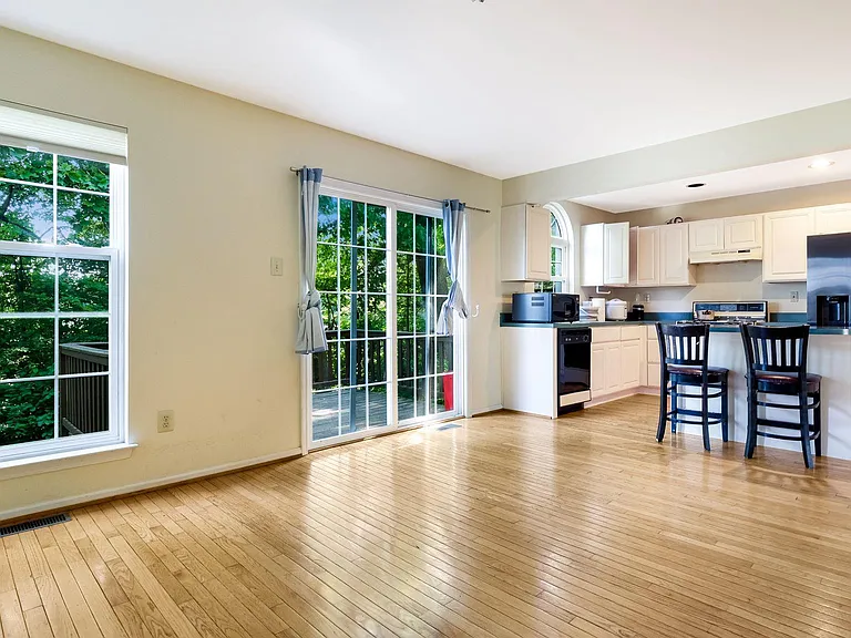 137 Weybridge Dr — Photo 14