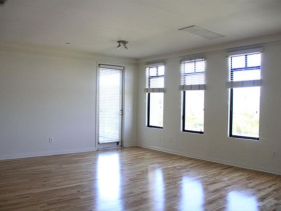 3rd image of 5625 Crescent Park W APT 204