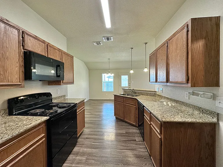 3323 Stonewall Dr — Photo 13