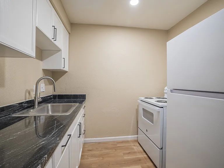 Oakridge Apartments — Photo 13