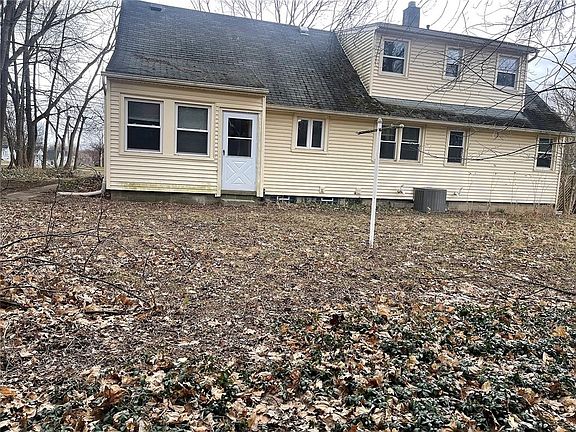 2nd image of 705 Roosevelt Rd