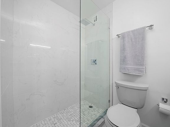 5th image of 2020 N Lincoln Park W APT 25B