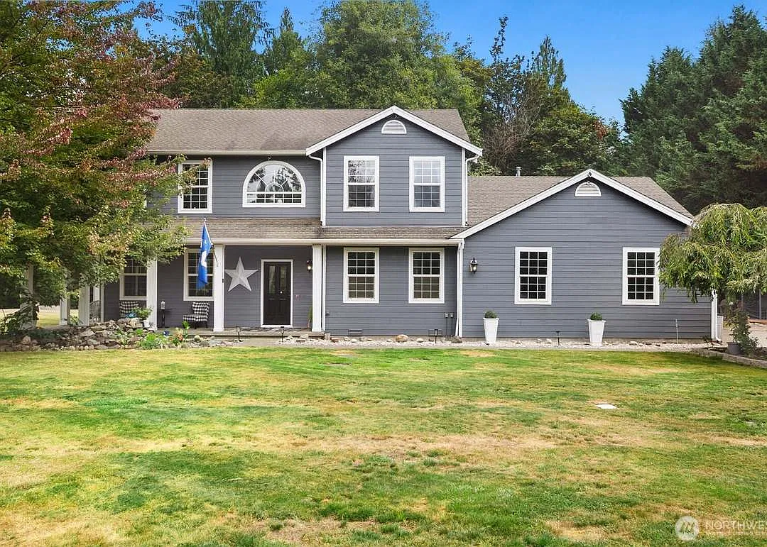 4 bed, 2.5 bath, 2610 sqft, $3,900 — Photo 1
