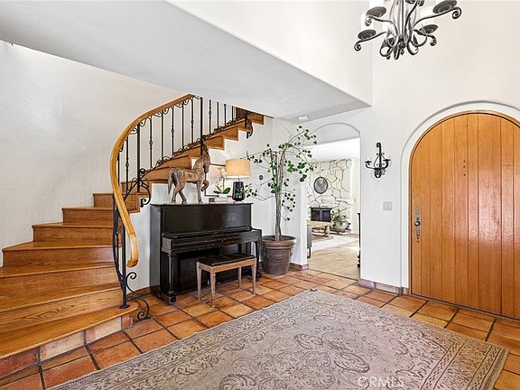 4th image of 960 Buck Ridge Ln