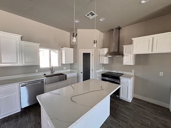 4th image of 712 E 12th Pl