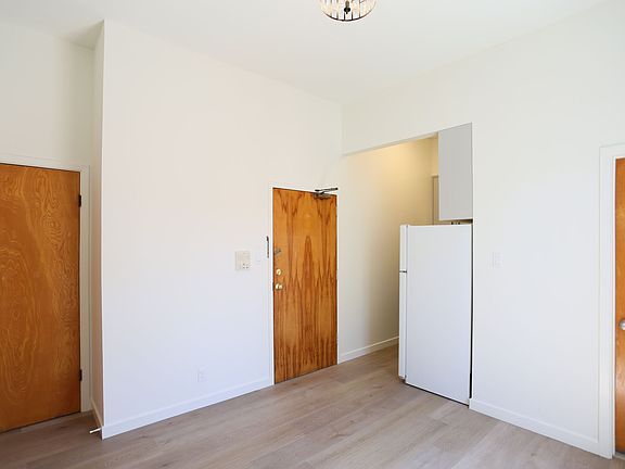 4th image of 546 Green St APT 6