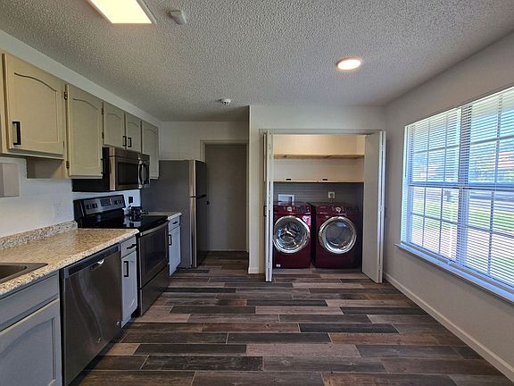 3rd image of 2408 Windmill Dr