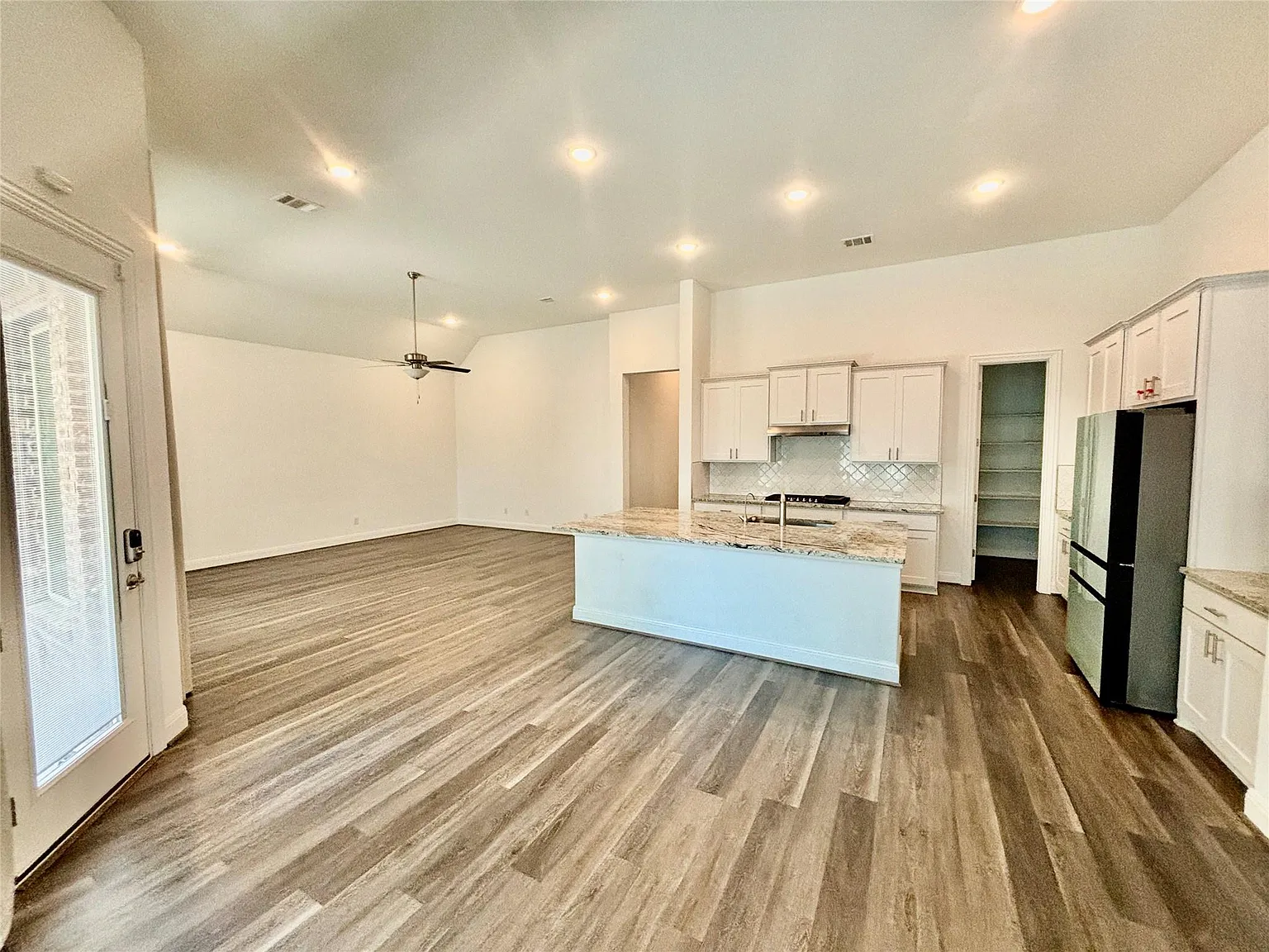3 bed, 2.5 bath, 2518 sqft, $2,550 — Photo 2