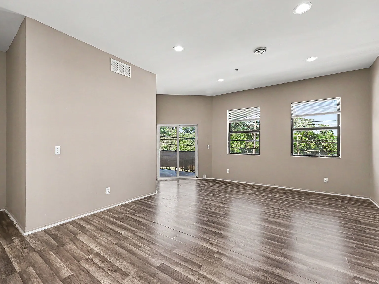2 bed, 1090 sqft, $2,300 — Photo 1