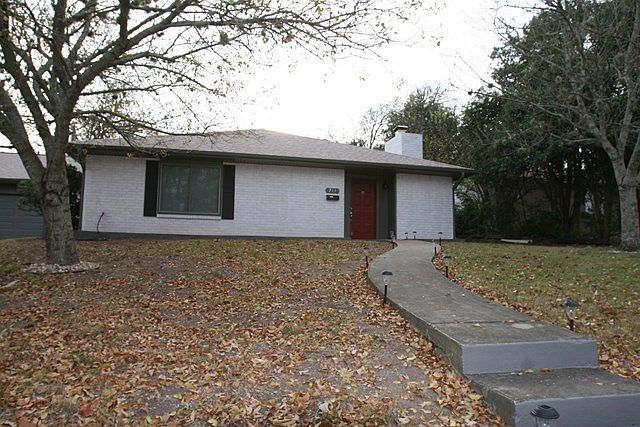 1st image of 711 Bluebonnet Dr