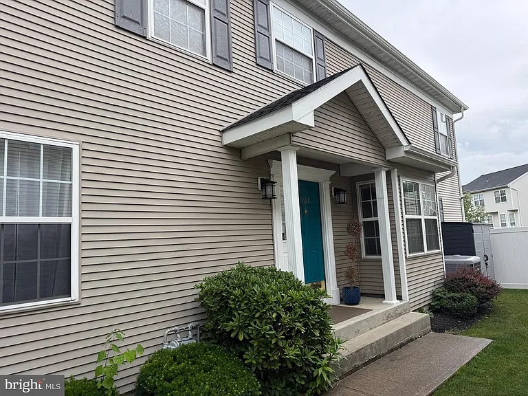 233 Fountayne Ln — Photo 2