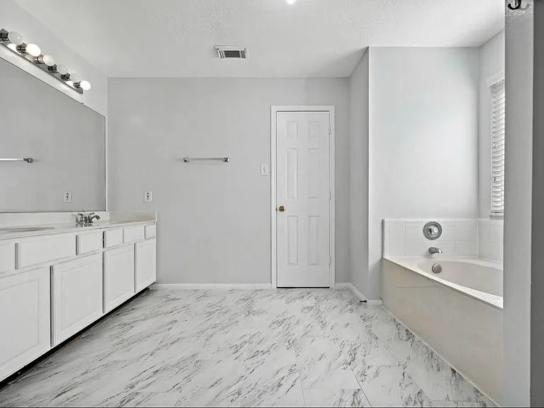 8823 Emerald Heights Ln — Photo 12