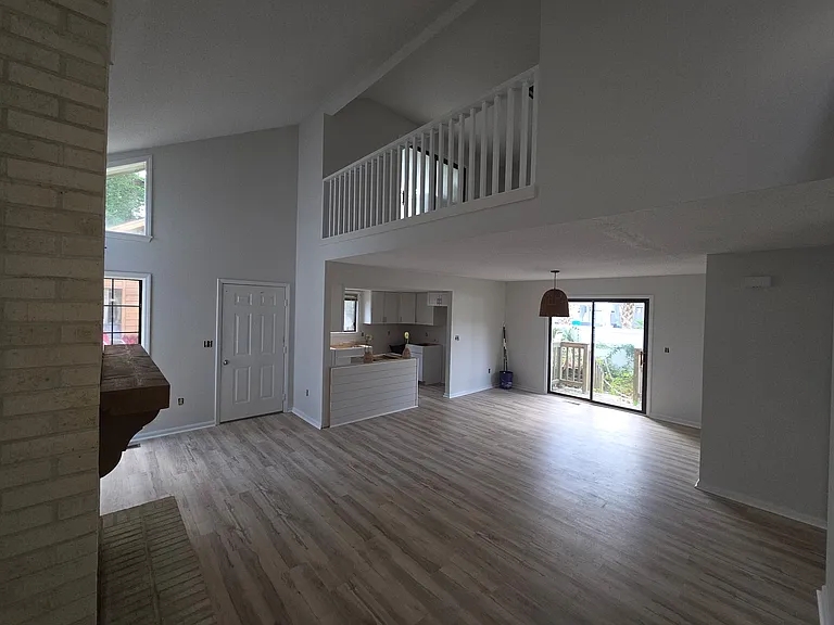 1906 Edge Dr — Photo 2