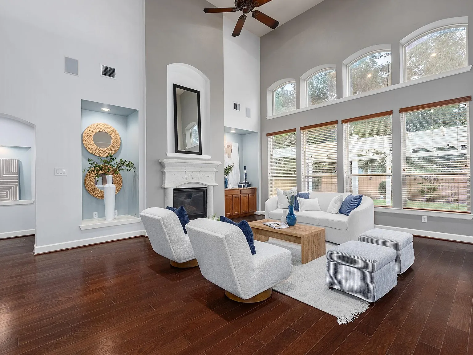 5 bed, 4.0 bath, 3794 sqft, $4,200 — Photo 2