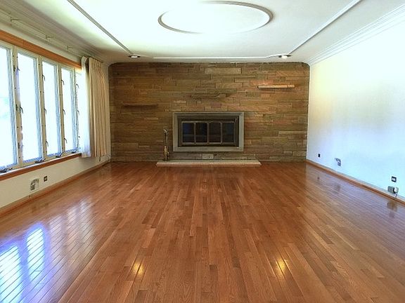 3rd image of 10001 S Sawyer Ave