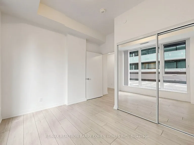 400 King St W #823 — Photo 28