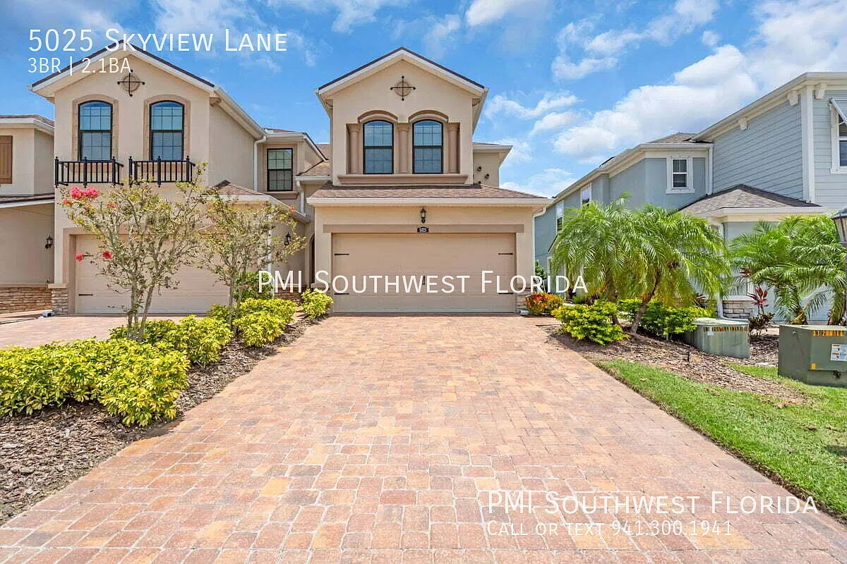 Corner 3BR/2.5BA Townhome in Harmony at Lakewood Ranch 2-Car Garage — Photo 1