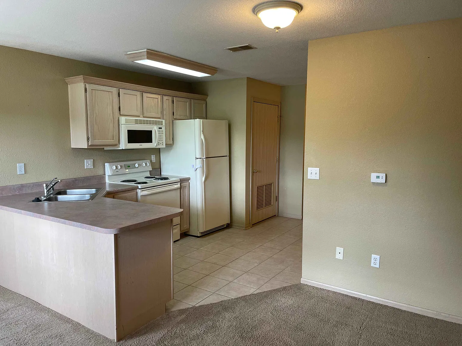 2 bed, 800 sqft, $895 — Photo 2