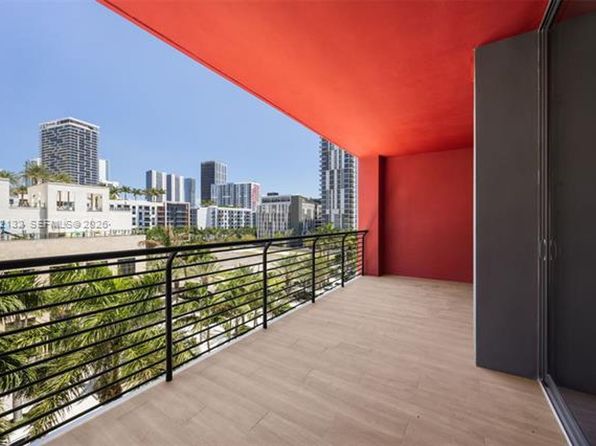 90 NE 32nd St #504