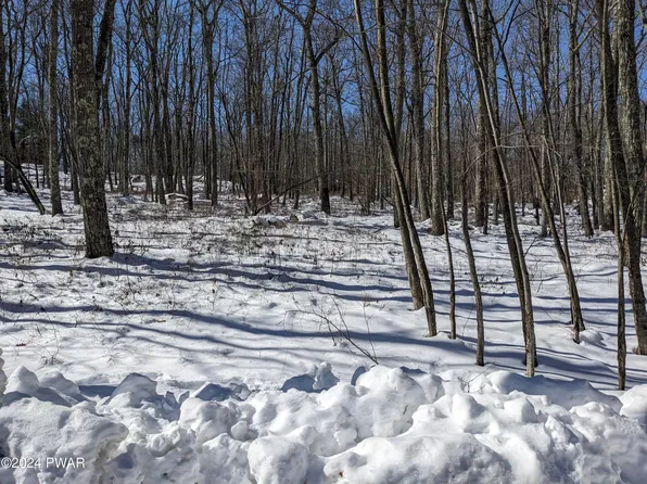 807 Granite Ct N, Hawley, PA 18428