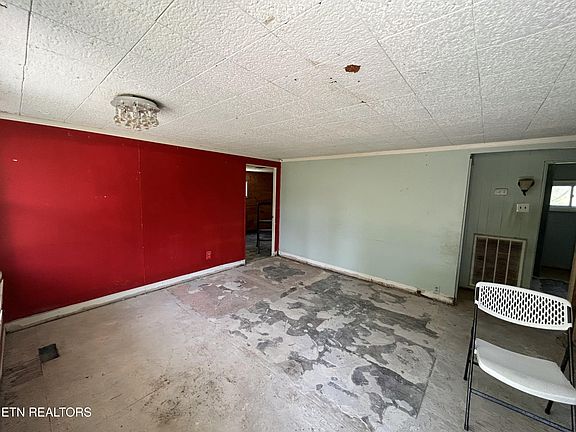 5th image of 218 Michael St