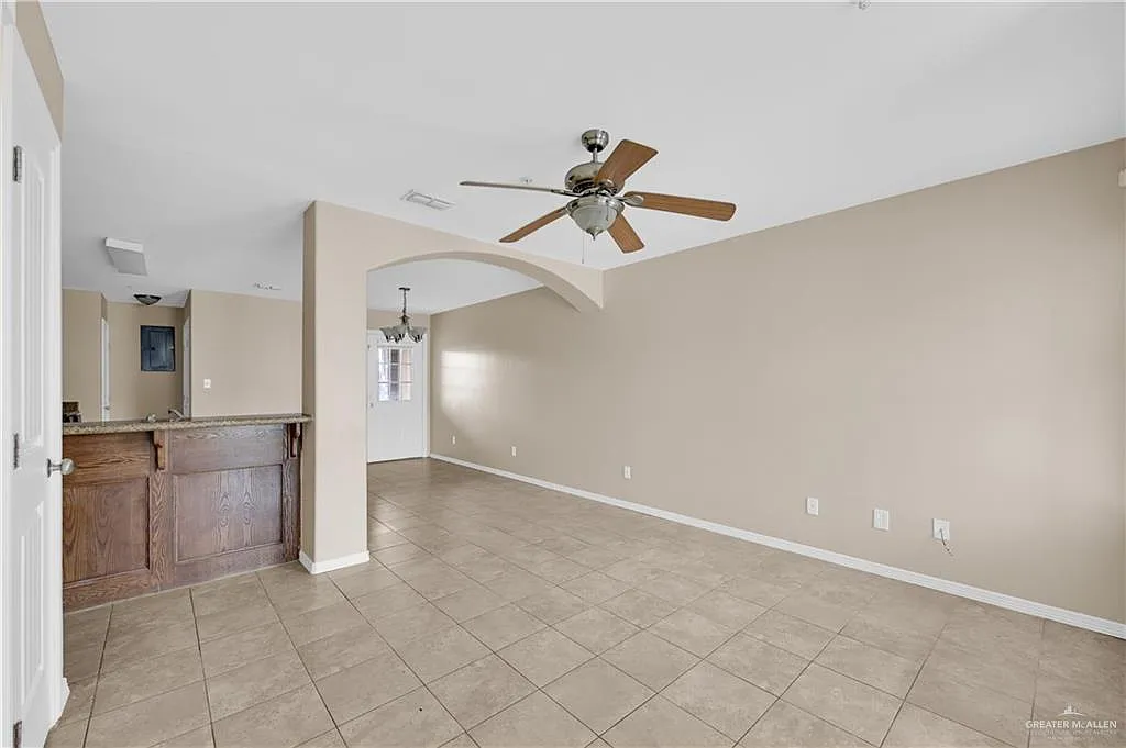 3 bed, 2.5 bath, 1269 sqft, $1,250 — Photo 2