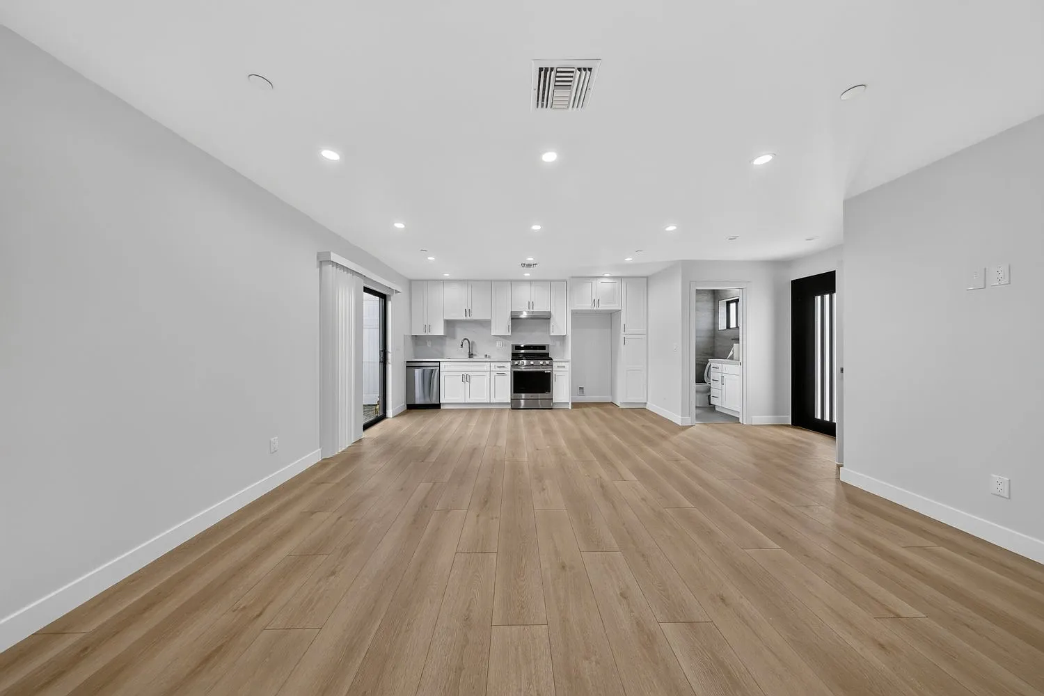 2 bed, 886 sqft, $3,200 — Photo 2
