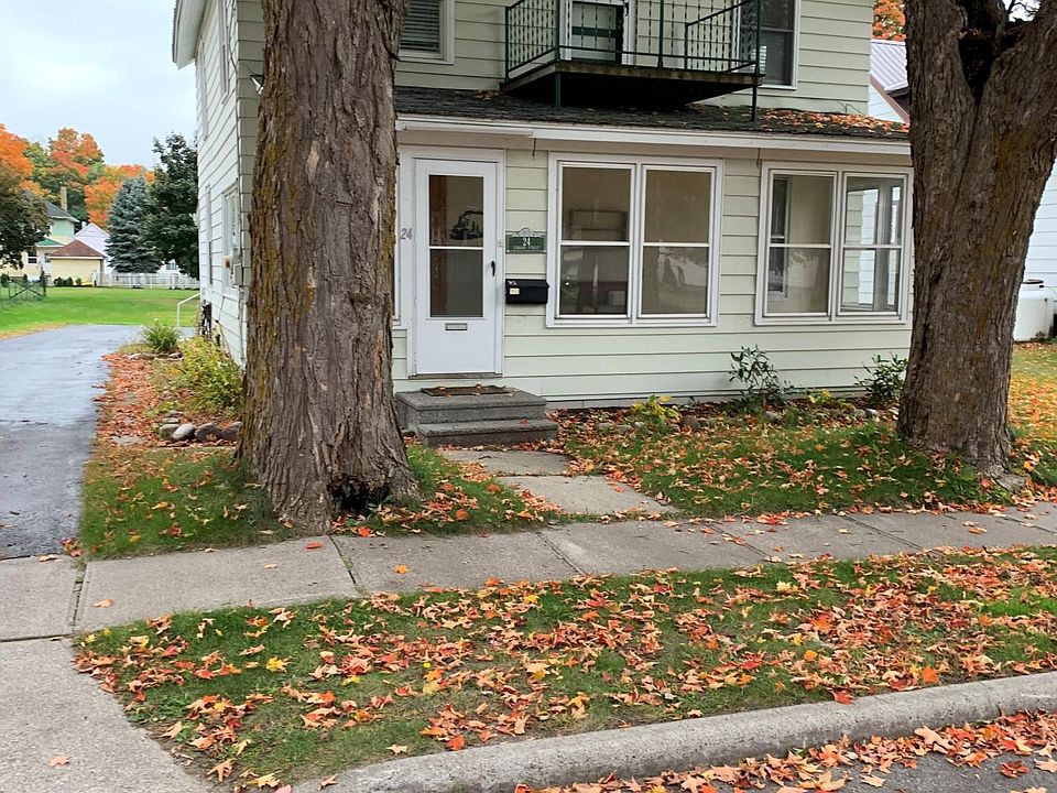 Downstairs unit on a nice tree lined street.