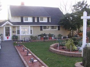 11 Apollo Ln, Hicksville, NY 11801