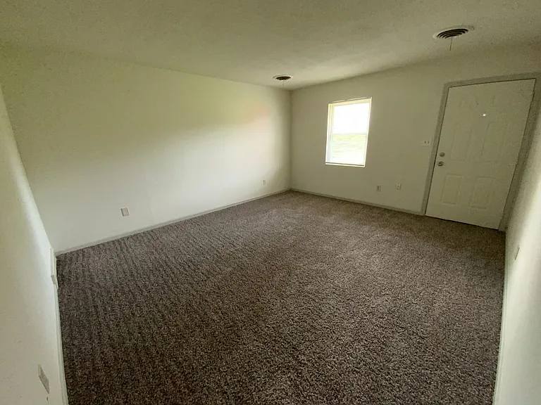 1630 W Amos Dr — Photo 2