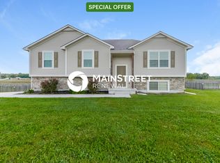 202 Golfview Dr, Pleasant Hill, MO 64080
