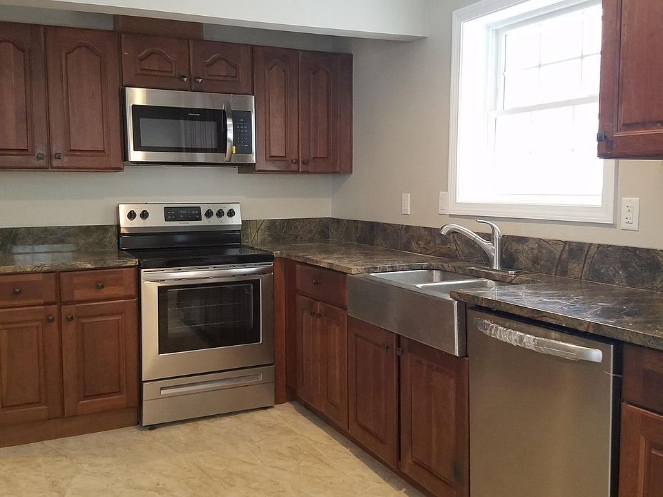 Gorgeous Granite, Fully Applianced Stainless Steel Kitchen