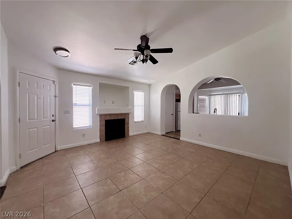 3 bed, 2.0 bath, 1452 sqft, $2,165 — Photo 3