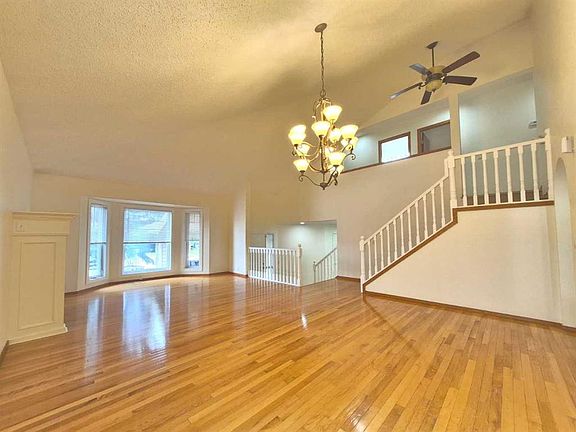 5th image of 7 N Suncastle Cres SE