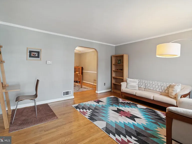 705 Eastshire Dr — Photo 5