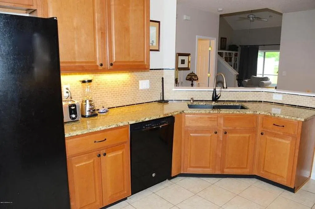3 bed, 2.5 bath, 1387 sqft, $1,950 — Photo 2