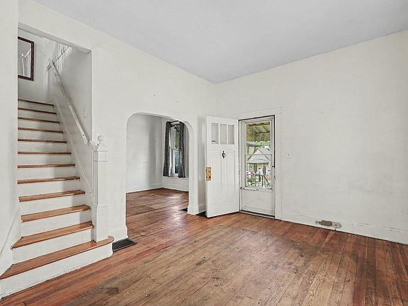 3rd image of 541 Oak St