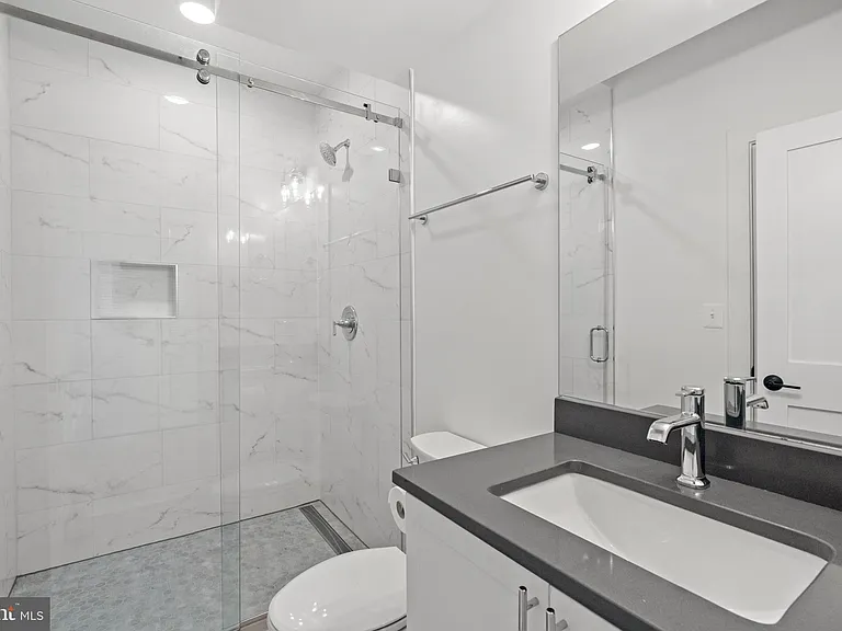 1130 Penn St NE #6 — Photo 16