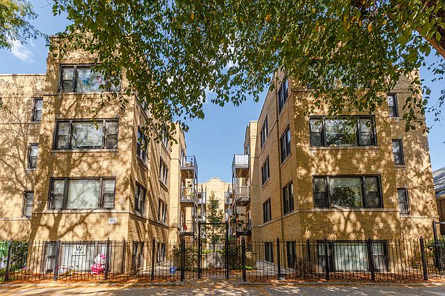 1st image of 3352 W Wilson Ave APT 3E